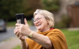 Mireia Fernández-Ardèvol publica un estudi longitudinal sobre les transformacions en l’ús de les pràctiques mediàtiques de les persones grans al llarg del temps